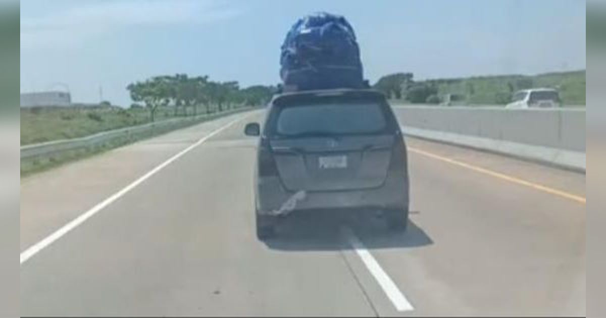 Ngakak! Dashcam Pemudik Rekam Penampakan Sehelai Bra Nyangkut di Pintu Bagasi Mobil, Netizen: 'Biar Gak Ngantuk di Perjalanan'