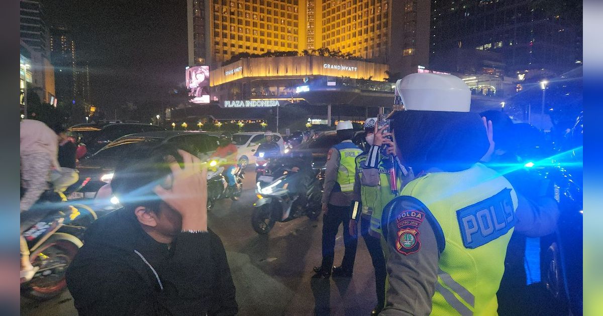 Malam Takbiran Lalu Lintas Bundaran HI Padat, Polisi Tegur Pemotor Tak Pakai Helm