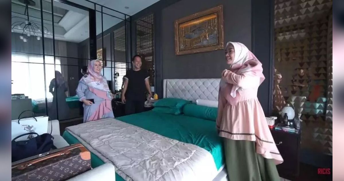 Lebih Mewah dari Nia Ramadhani, 8 Potret Kamar Tidur Denny Cagur yang Punya Kasur Ratusan Juta
