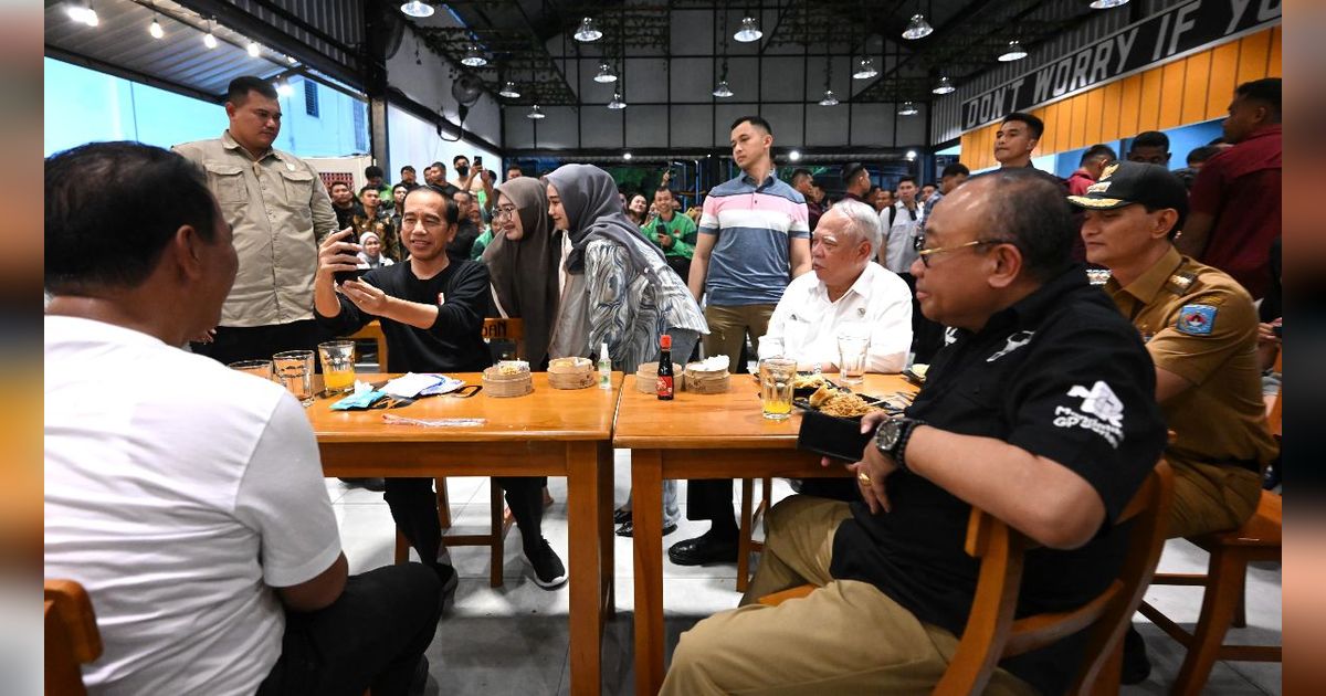 Momen Jokowi Makan Mie Gacoan di NTB