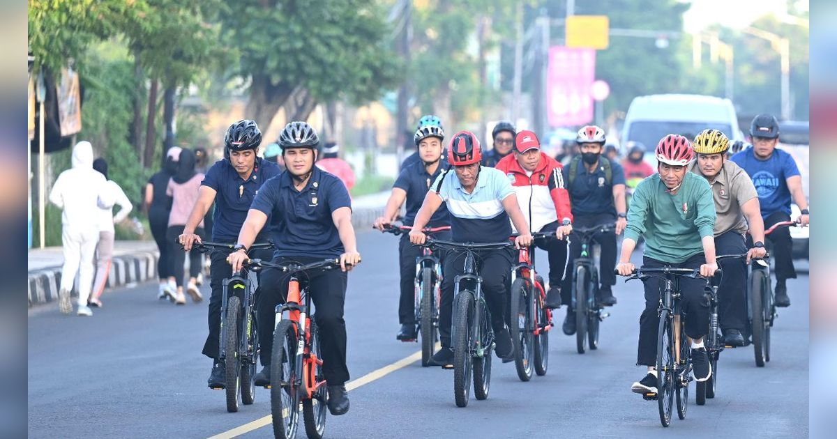 Jokowi Gowes Sepeda Bambu Saat Olahraga Pagi di Mataram