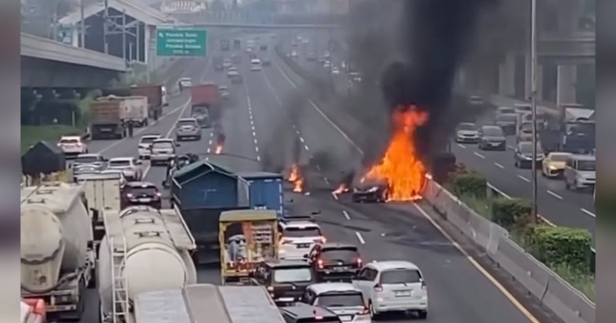 Kronologi Kecelakaan di Tol Japek KM 06, Avanza Terbakar Usai Dihantam Mobil Pikap