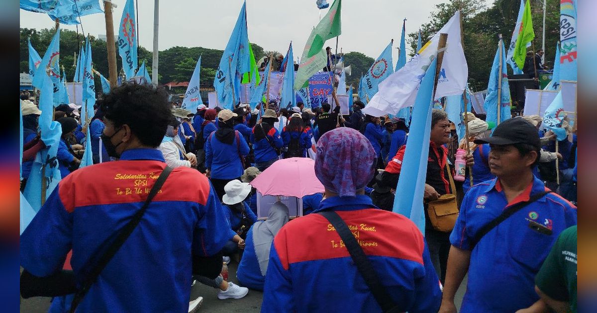 Buruh Demo May Day di Patung Kuda, Desak Cabut UU Cipta Kerja dan Hapus Outsorcing