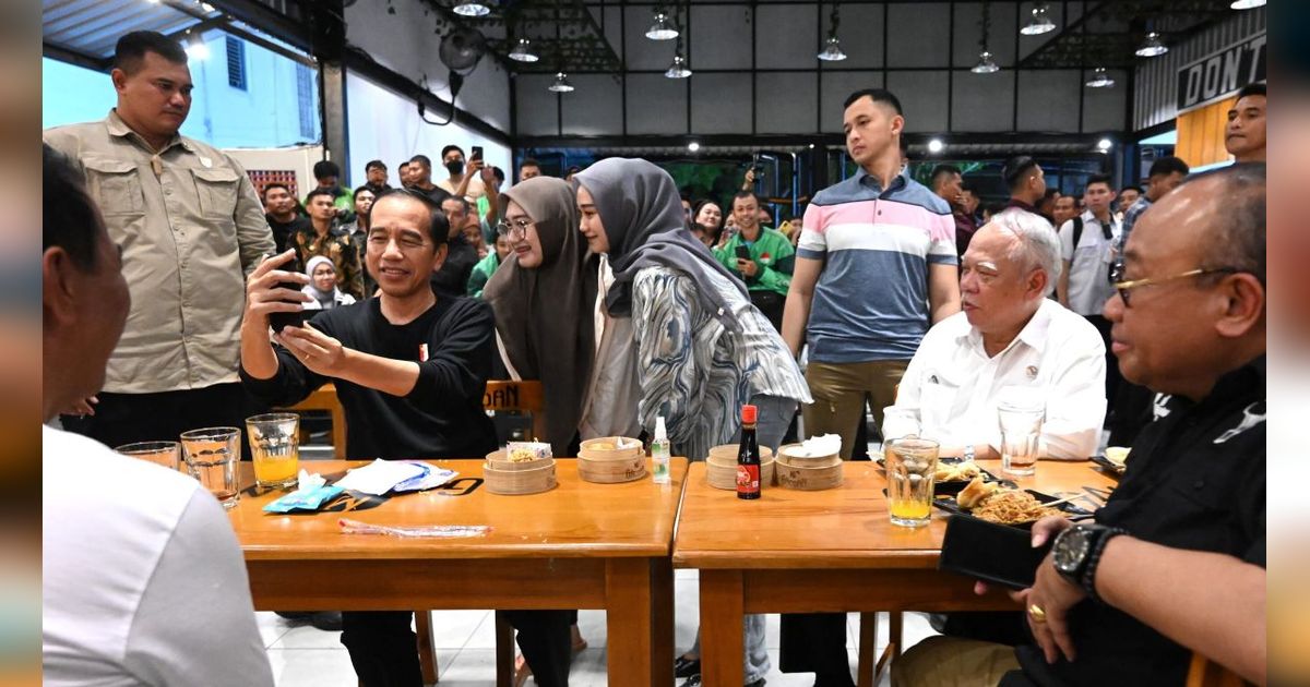 FOTO: Momen Jokowi Kepedasan Saat Makan Mie Gacoan Bareng Menteri Basuki di NTB, Begini Ekspresinya