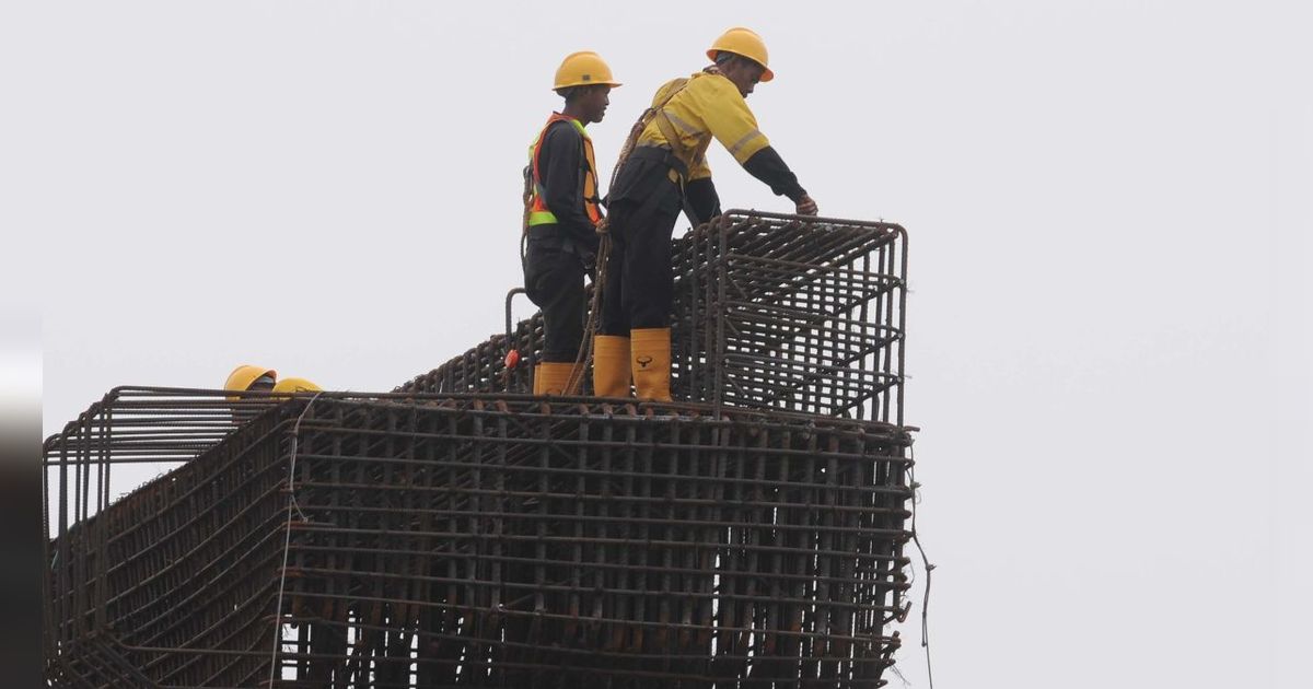 FOTO: Hari Buruh Sedunia, Pekerja Tetap Sibuk Garap Proyek LRT Velodrome-Manggarai