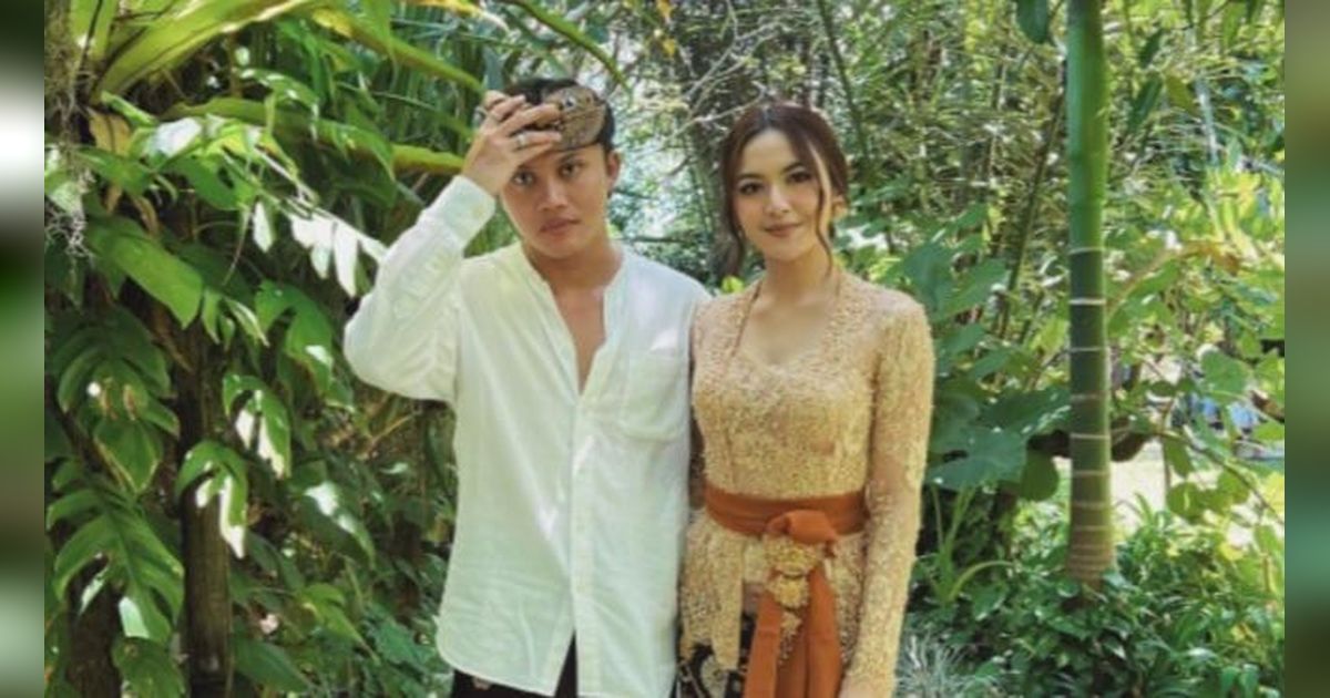 Kompak Bak Bangsawan Bali, Berikut Ini 8 Potret Prewedding Rizky Febian dan Mahalini di Tepi Pantai