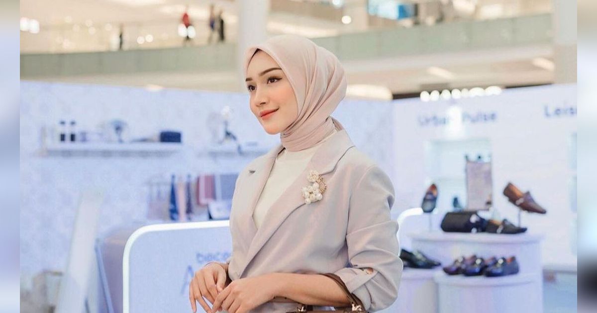7 Potret Melody Prima yang Dikabarkan Bakal Menikah Setelah Unggah Pasfoto Biru, Sosok Calon Suaminya Disorot