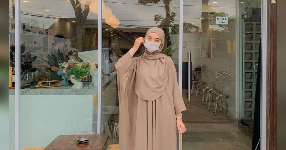 2 Inspirasi Look dengan Hijab Syar’i Menutup Dada, Elegan Kekinian