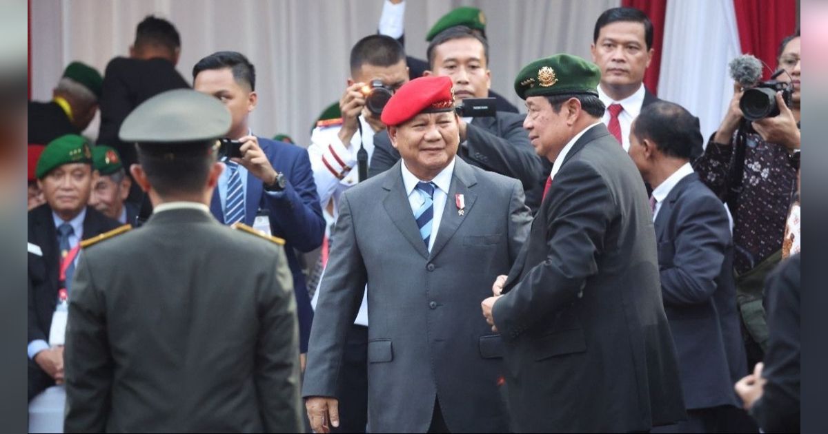 Bangga Menhan Prabowo Tepuk Bahu Mahasiswa Anak Petani