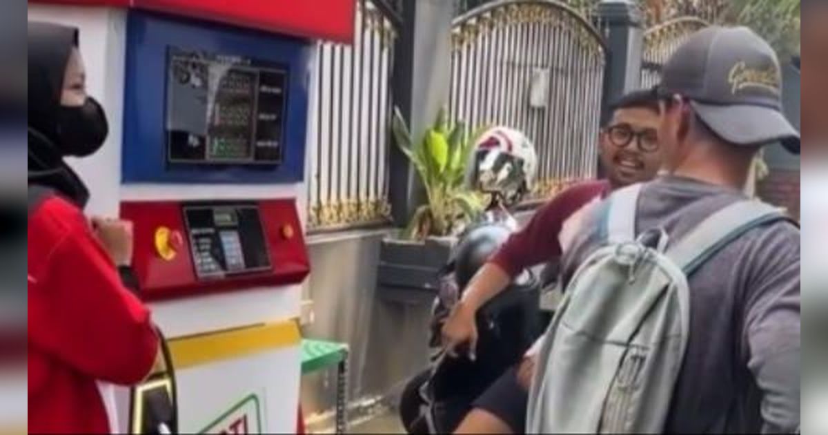 Lagi Capek-capeknya Dorong Motor Kehabisan Bensin, Pemotor Kena Prank Saat Berhenti di Pertamini, Ternyata Pertamilk Jualan Susu