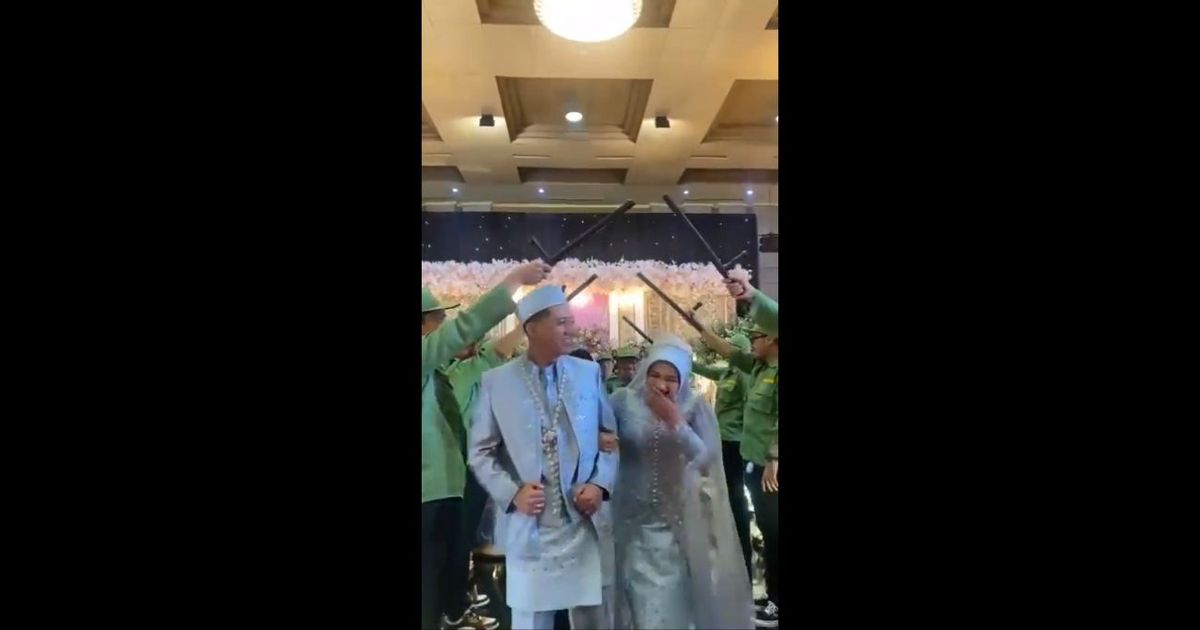 Bukan Pedang Pora, Aksi Kocak Hansip Gelar Upacara Pentung Pora di Pernikahan, Warganet: Serasa Ngawal Maling!