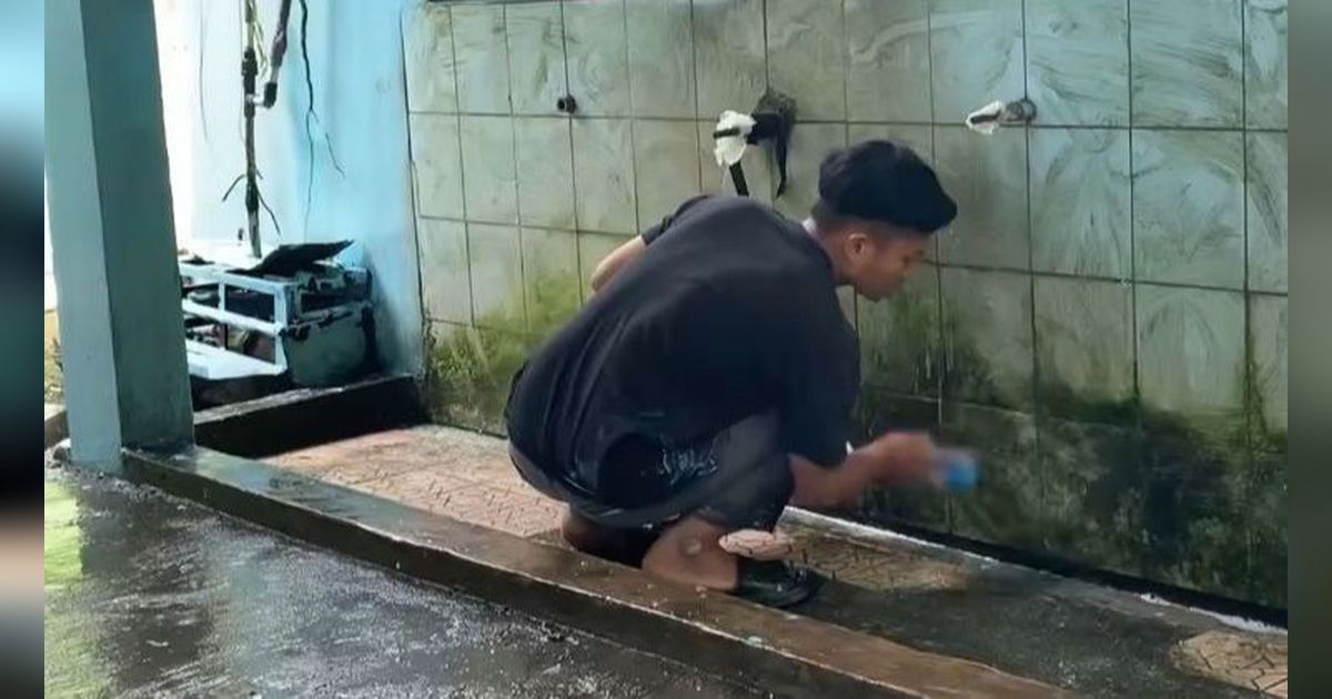 Viral Pemuda Keliling untuk Bersihkan Toilet Masjid, Kini Dapat Banyak Tawaran Umroh hingga Haji Gratis