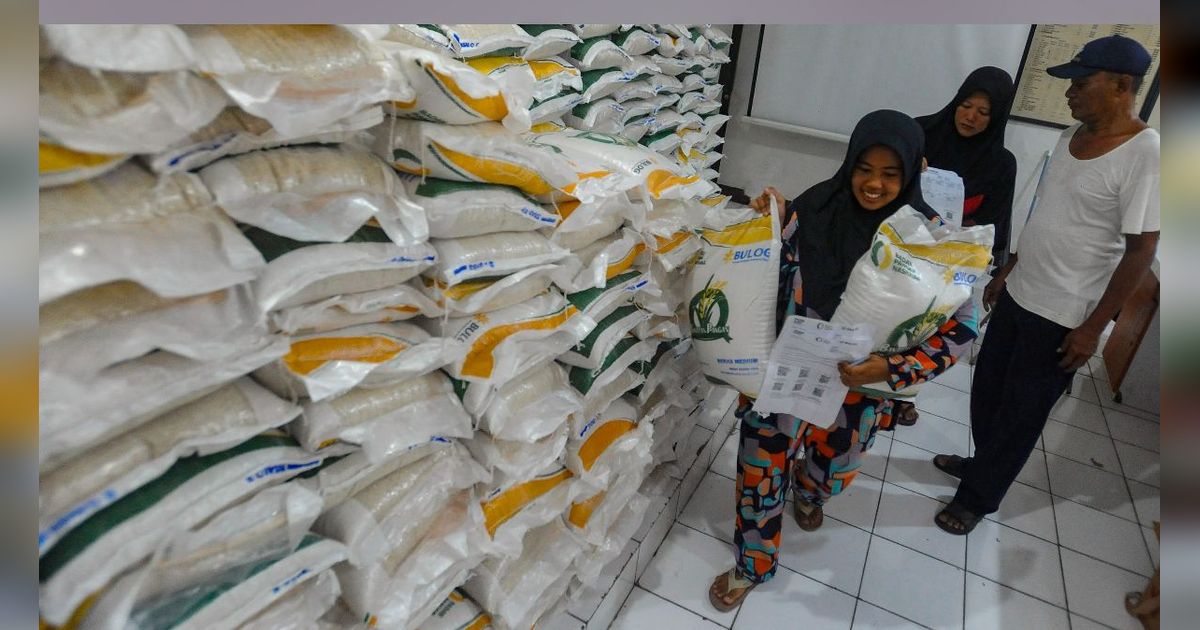 FOTO: Semringah Warga Menerima Bantuan Cadangan Pangan Beras 10 Kg