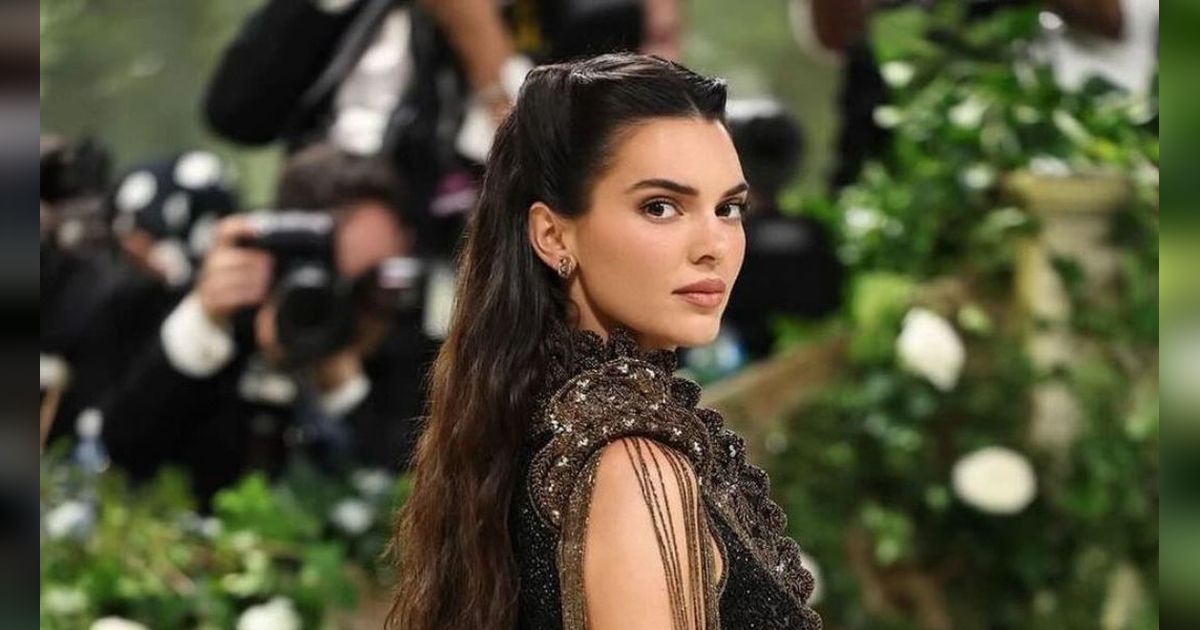 Tutorial Simpel Styling Rambut ala Kendall Jenner di Acara Met Gala