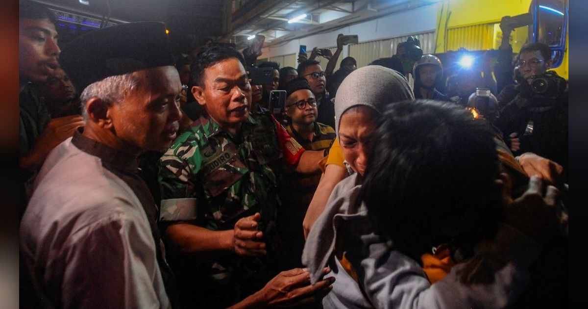 FOTO: Tangis Haru Orang Tua Murid SMK Lingga Kencana Sambut Putra-Putrinya Selamat dari Kecelakaan Bus Maut di Ciater