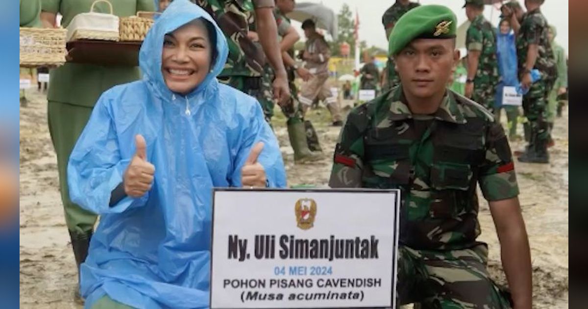 Momen Istri Kasad Hujan-hujanan Pakai Jas Hujan Dampingi Suami, Sang Jenderal Pakai Topi Caping Turun ke Sawah