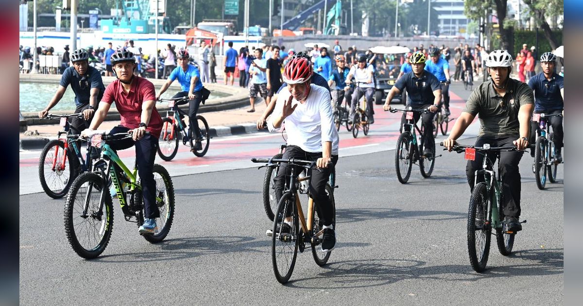 Jokowi Gowes Sepeda Kayu di CFD Jakarta, Warga Ramai-Ramai Minta Foto