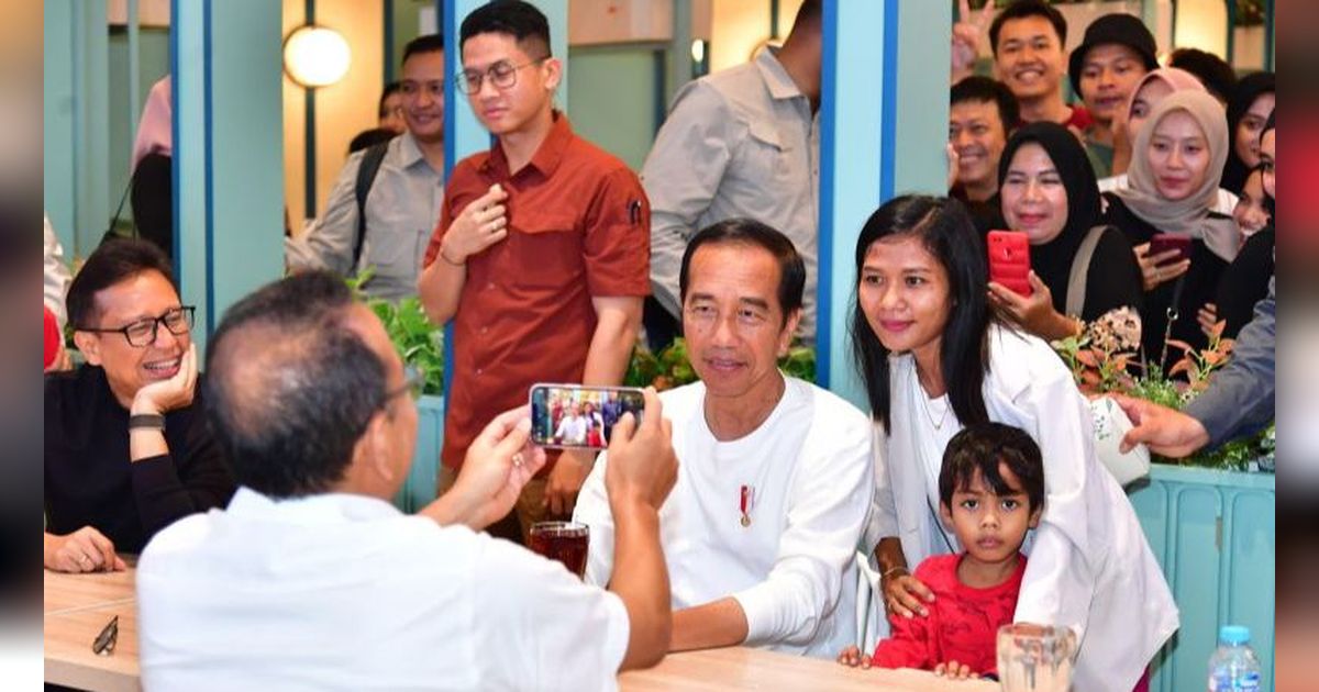 Presiden Jokowi Tiba-Tiba Masuk Mal di Kendari, Langsung Makan Nasi Goreng