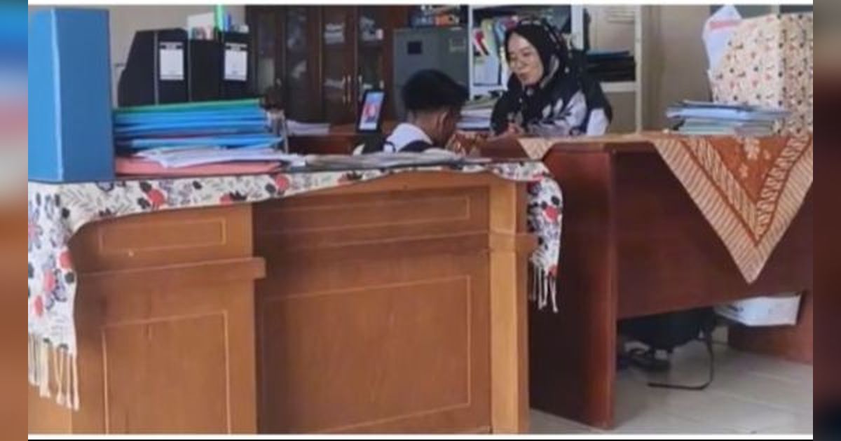 Viral Siswa Datang ke Ruang Guru Usai Ujian Sekolah untuk Sungkem dan Berterimakasih, Tuai Pujian