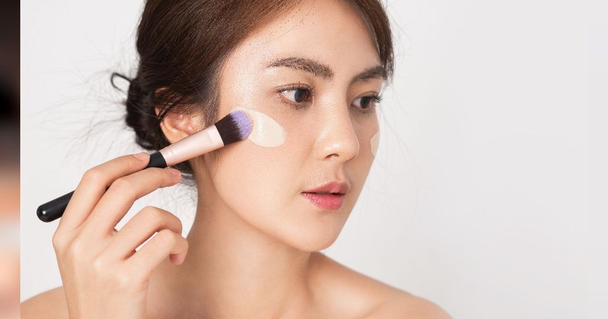 Tren Flat Brush untuk Foundation, Cari Tahu Cara Pakainya Biar Complexion Smooth Maksimal