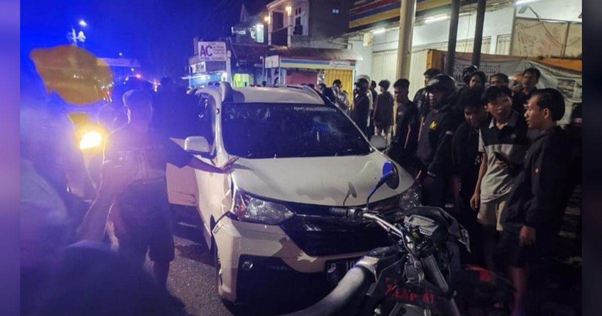 Diamuk Massa Gegara Kepergok Mesum, Sopir Xenia di Jember Kabur hingga Tabrak dan Seret Motor Polisi