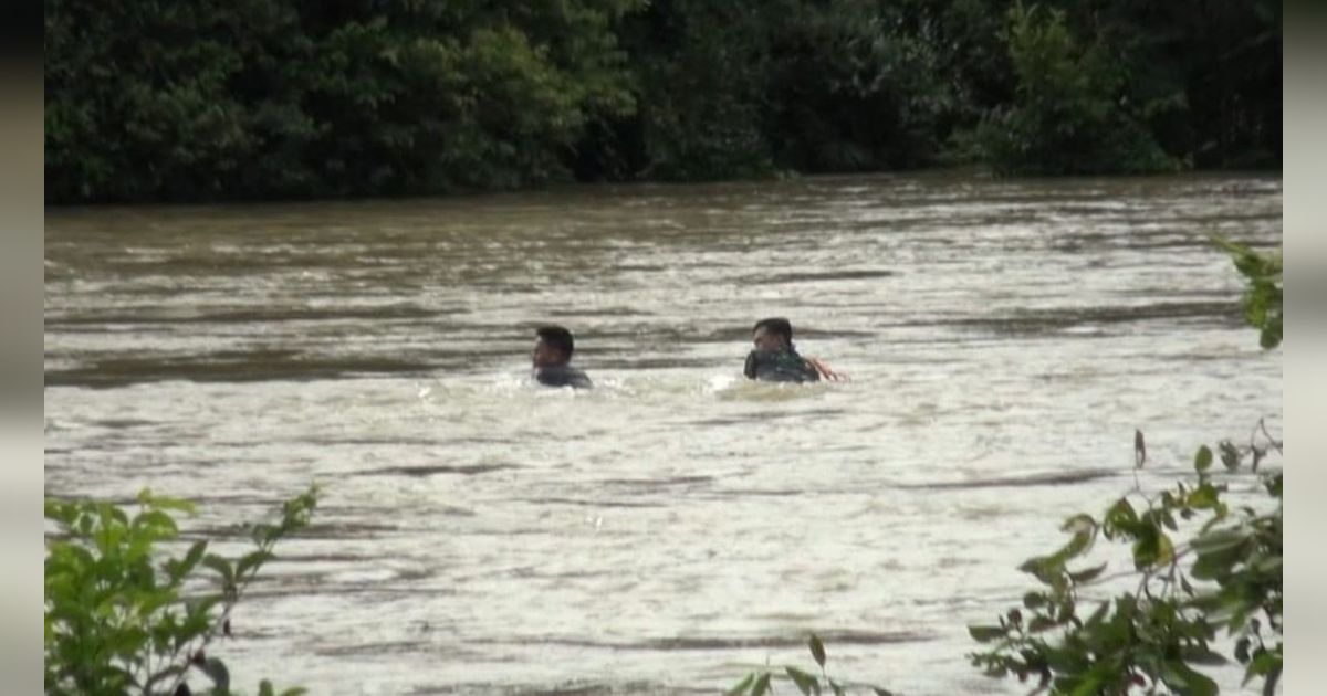Aksi Dramatis Dua Anggota TNI Berenang, Berjibaku Selamatkan Petani Terseret Arus Deras Sungai Lekukan