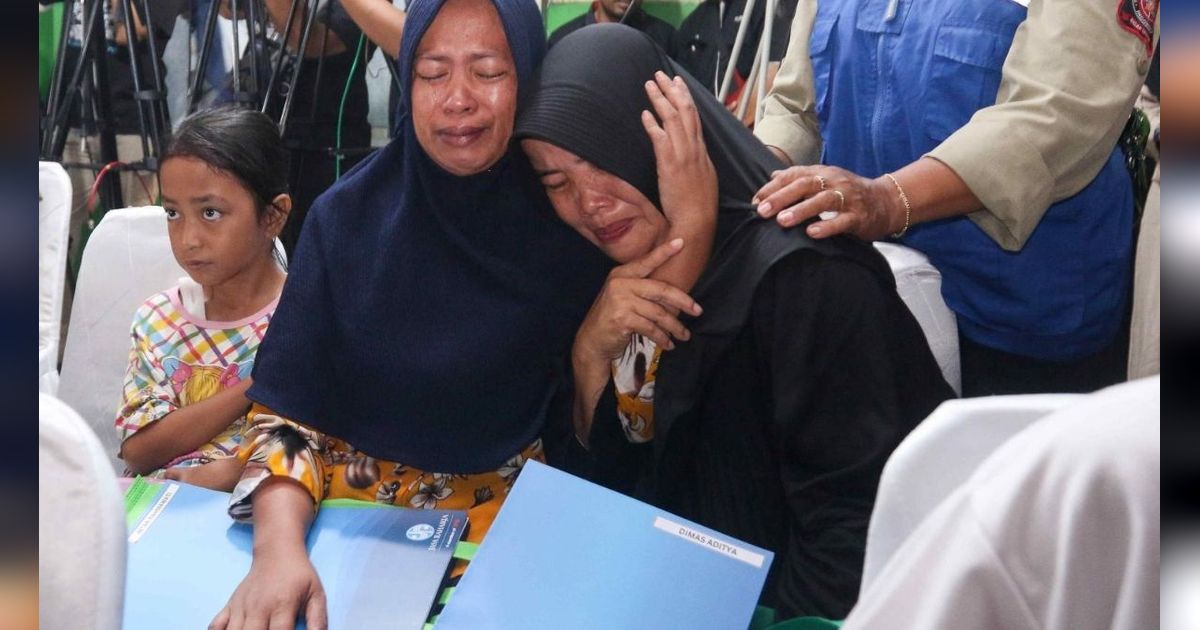FOTO: Keluarga Korban Kecelakaan Bus Pariwisata Berurai Air Mata Saat Terima Santunan Jasa Raharja di SMK Lingga Kencana