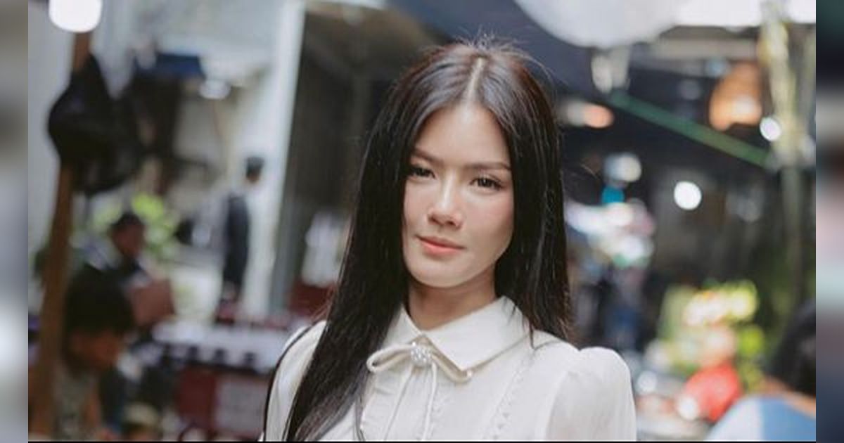 10 Potret Nita Gunawan Jalani Pemotretan di Pasar, Cuek Meski Jadi Pusat Perhatian