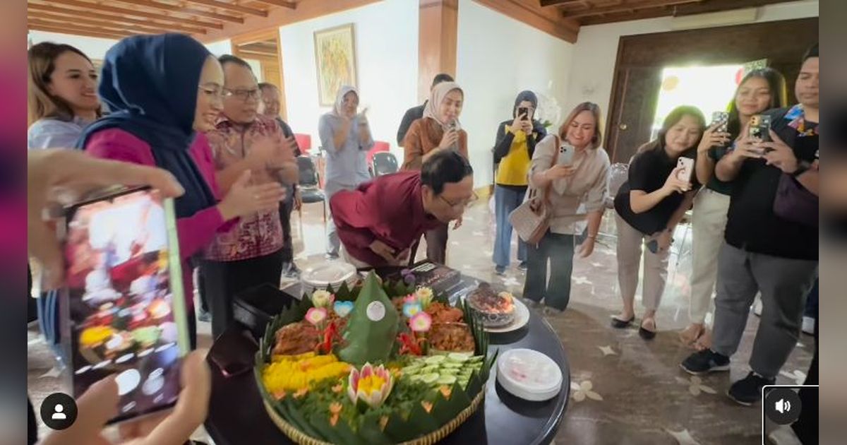 Mengaku Tak Pernah Rayakan Ultah sejak Kecil, Ini Momen Haru 67 Tahun Mahfud MD bersama Teman Dekat hingga Wartawan