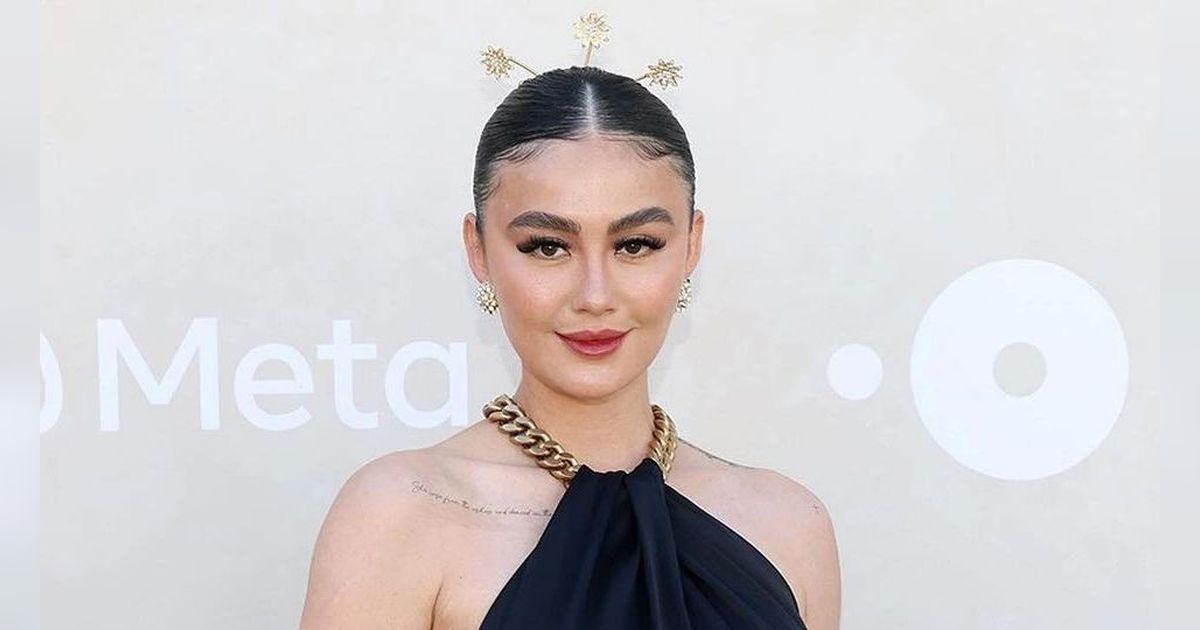 Potret Agnez Mo Pakai Tusuk Konde dan Gaun Batik di Red Carpet Gold Gala