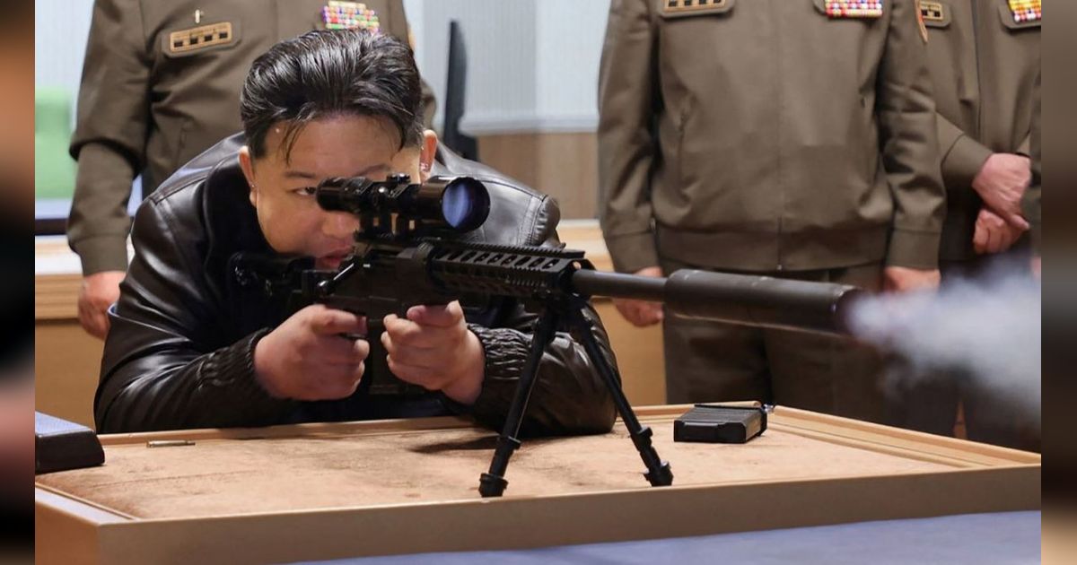 FOTO: Bak Penembak Jitu, Ini Momen Kim Jong-un Jajal Senapan Sniper Buatan Korea Utara