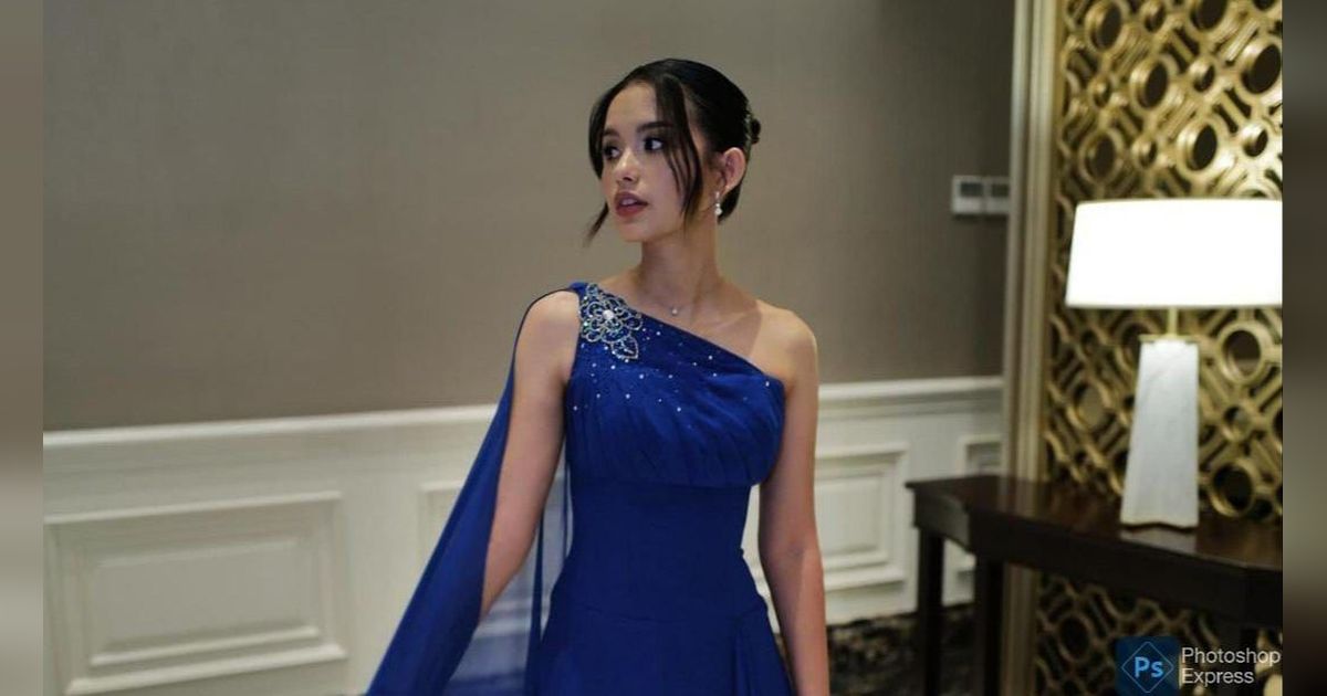 Potret Sarah Menzel Tampil Cantik Pakai Gaun Biru di Pernikahan Mahalini & Rizky Febian Jadi Sorotan