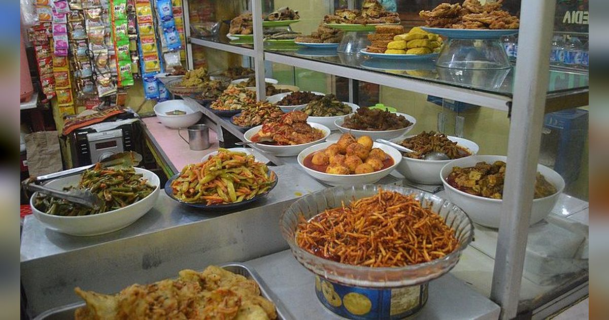 ⁠Lapar Berat, Bos Jalan Tol Jusuf Hamka Lahap Makan Jengkol-Tempe-Oncom di Warung Pinggir Jalan