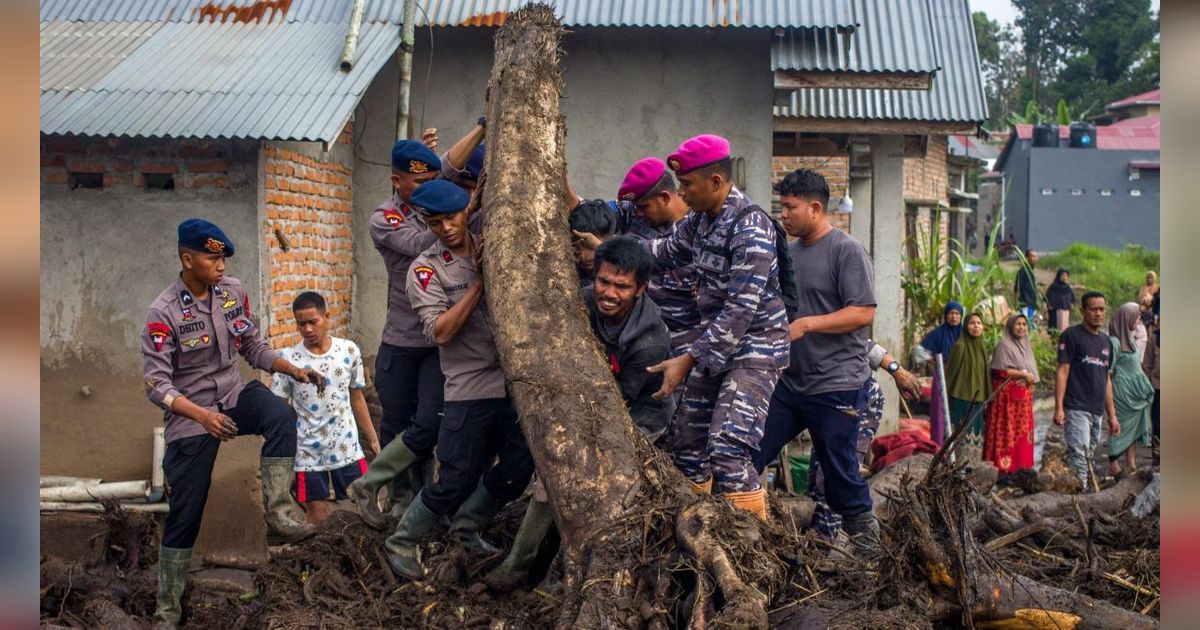 FOTO: Perjuangan Tim SAR Cari Korban Banjir Bandang di Sumbar, 50 Orang Ditemukan Tewas