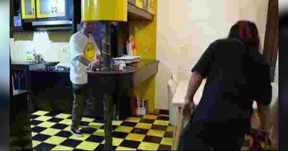 8 Potret Dapur Mungil Praz Teguh, Ngjreng Nuansa Kuning-Hitam