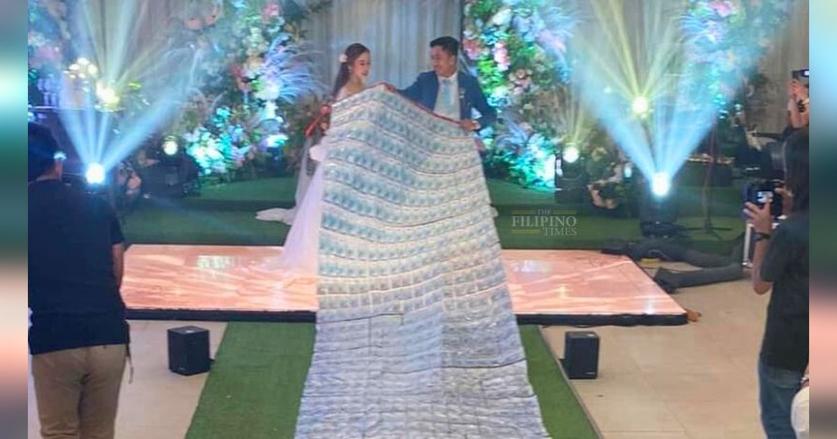 Viral Pengantin Pria Beri Kejutan Karpet Uang Ratusan Juta untuk Istrinya di Hari Pernikahan, Penampakannya Bikin Melongo!