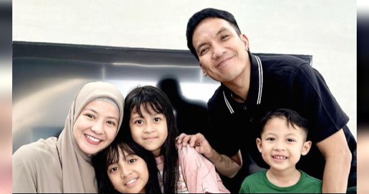 Kepingin Umrah Sekelurga, Anak Kedua Natasha Rizky dan Desta Ingin Berdoa Agar Sang Ayah Bisa Kembali Sholat dan Bersatu dengan Ibunya