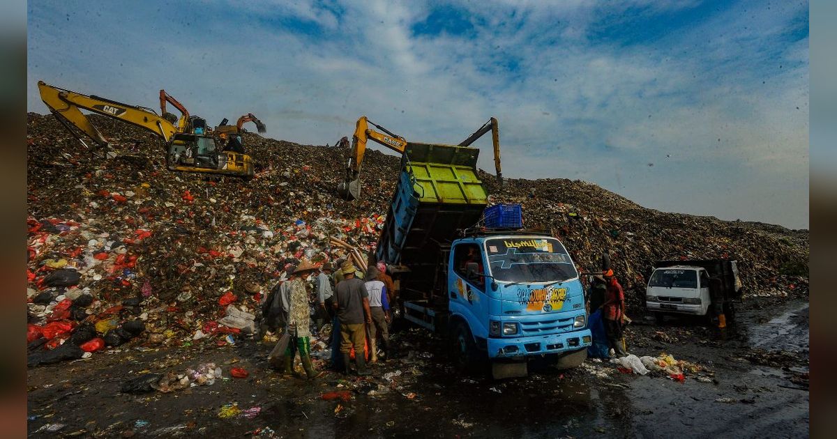 FOTO: TPA Cipatung Dibuka Kembali Usai 2 Hari Ditutup karena Gunungan Sampah Longsor