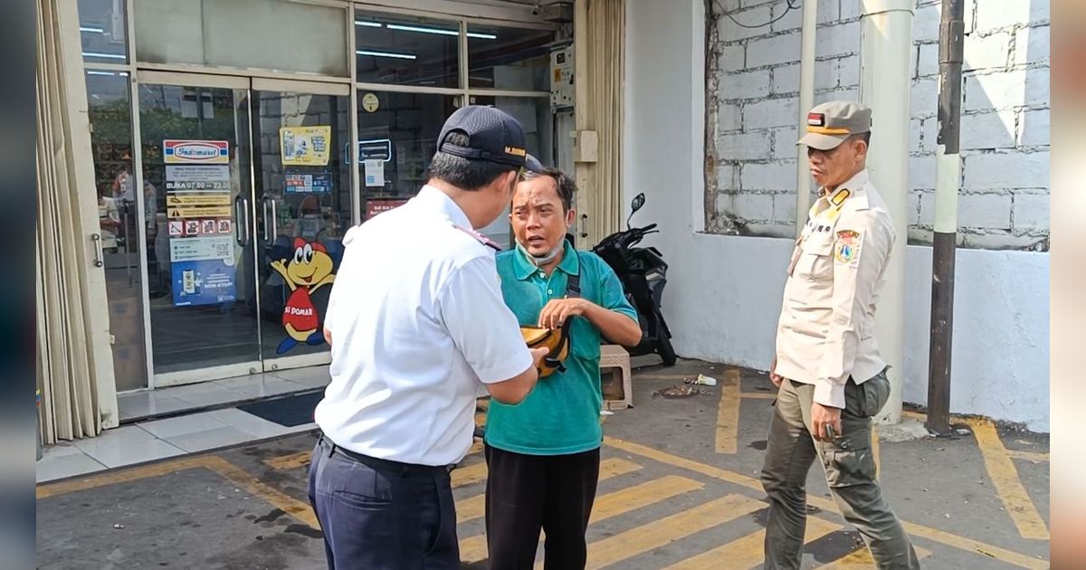 Ngaku Ojol, Tukang Parkir Liar ini Gagal Kelabui Petugas dan Tetap Diamankan Petugas