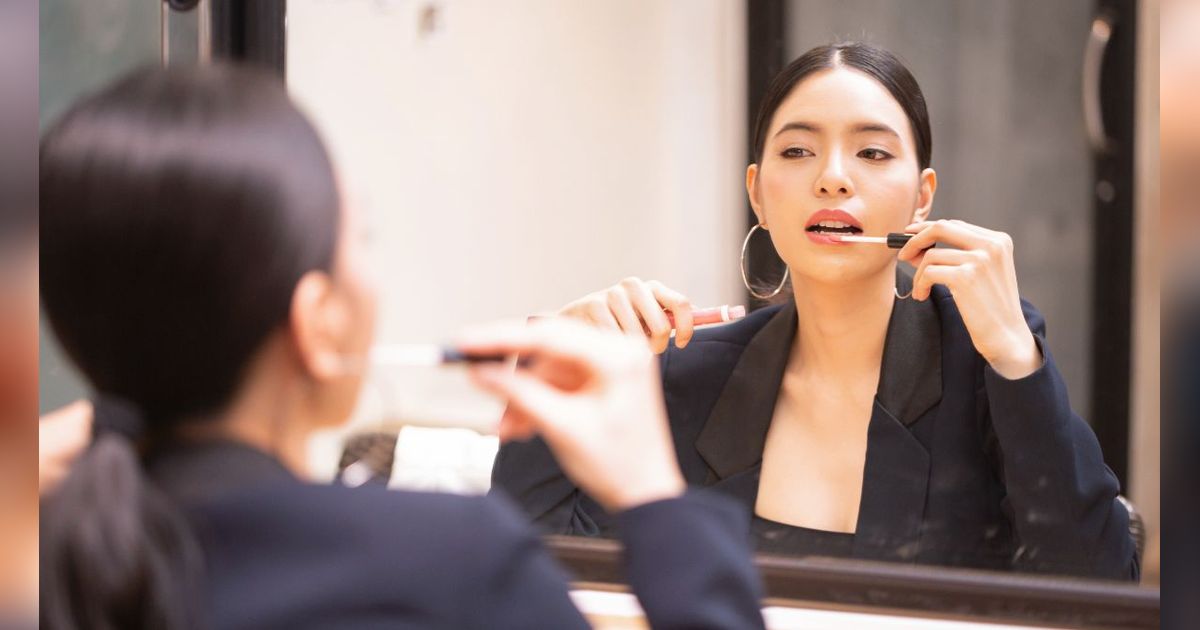 2 Trik Irit Pakai Base Makeup dan Lip Tint, Wajah On Point Tak Perlu Boros