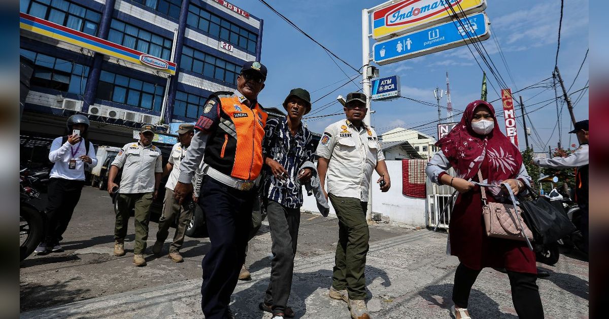 FOTO: Berantas Pungli, Dishub-Satpol PP Angkut Jukir Liar Minimarket di Jakarta Pusat