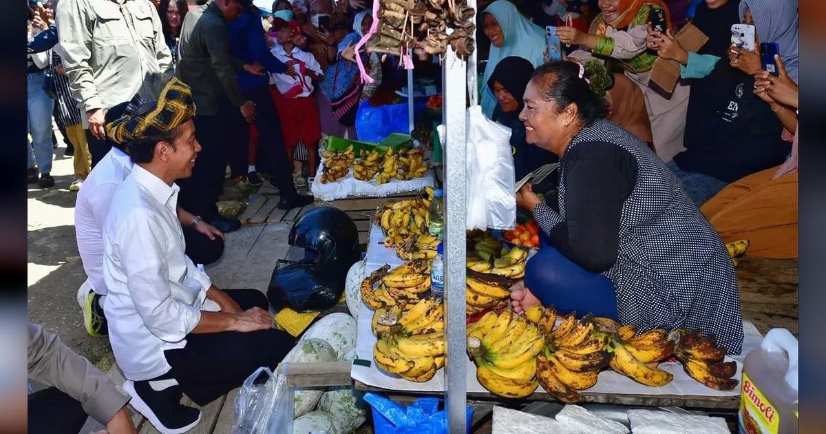 VIDEO: Jokowi Sampai Duduk Bersimpuh di Hadapan Pedagang saat Blusukan di Pasar Laino