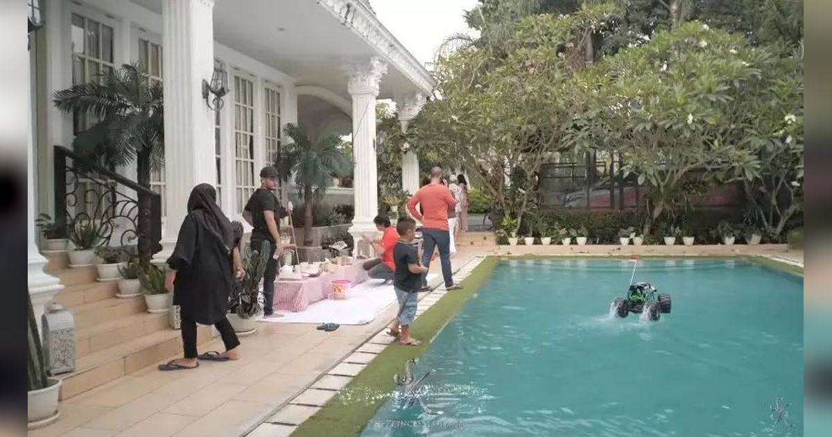 Rumah Bak Istana, 10 Potret Halaman Belakang Syahrini, Ada Lapangan Golf Hingga Pendopo Megah