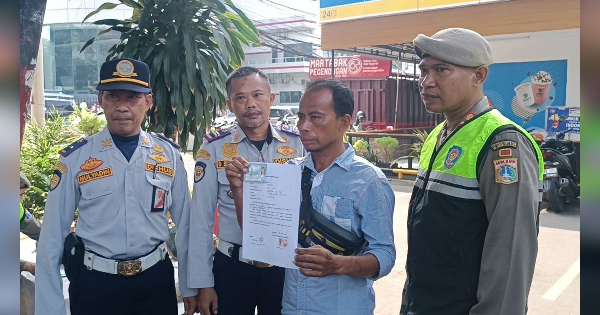 Cerita Juru Parkir Liar di Tebet, Delapan Jam Dapat Rp75.000 dan Setor ke 'Oknum'