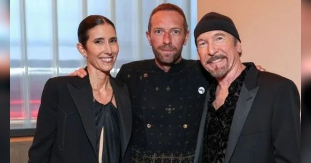 Potret Chris Martin Pakai Beskap Seharga Rp12,9 Juta Koleksi Brand Indonesia