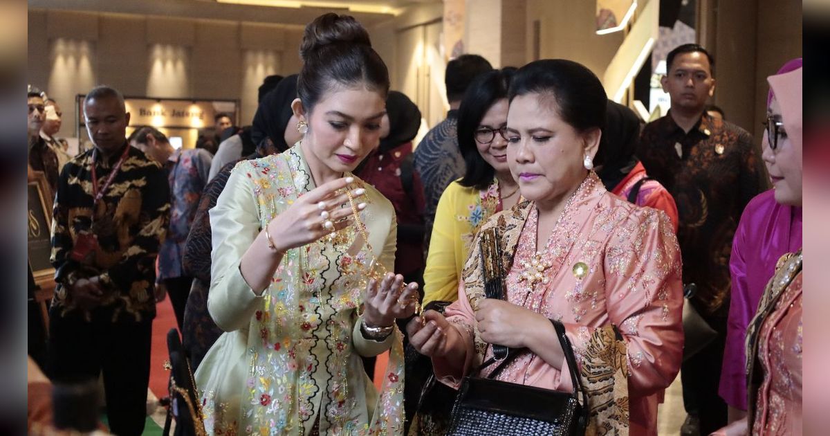 Potret Gaya Iriana Jokowi dan Selvi Ananda di HUT Dekranas Solo