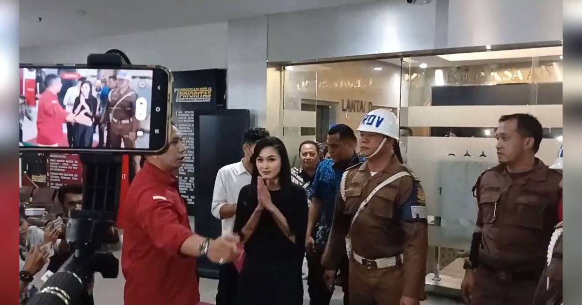 Senyum Sandra Dewi Usai 11 Jam Diperiksa Kasus Timah
