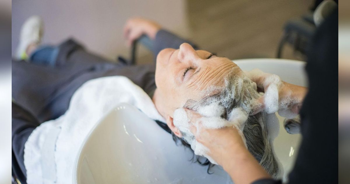 10 Rekomendasi Sampo untuk Rambut Tipis Terbaik Agar Terlihat Mengembang