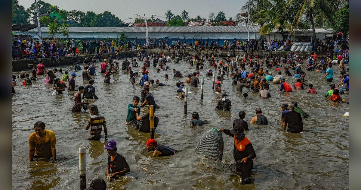 FOTO: Antusiasme Warga Berebut Ikan Saat Tradisi Ngubek Empang Jelang Lebaran Depok