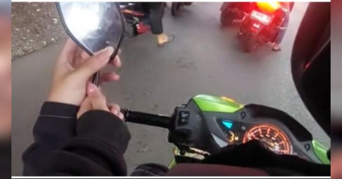 Viral Penumpang Ojol Diminta Pegangi Spion Motor yang Lepas, Curi Perhatian Warganet